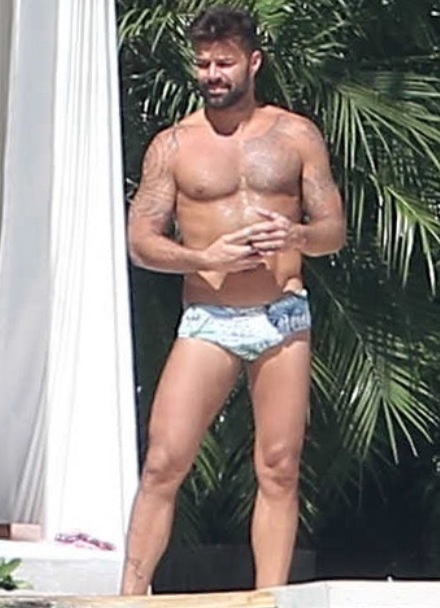 După ce au anunţat că s-au logodit, RICKY MARTIN şi iubitul său au mers pe litoral! Cum au apărut pe plajă