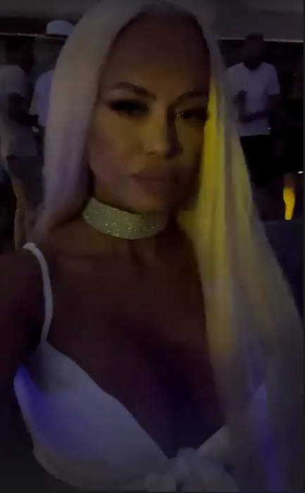 Anda Adam s-a distrat cu Jador noaptea trecută într-un club din Cluj-Napoca. Cântăreața a venit însoțită de iubitul ei | FOTO & VIDEO