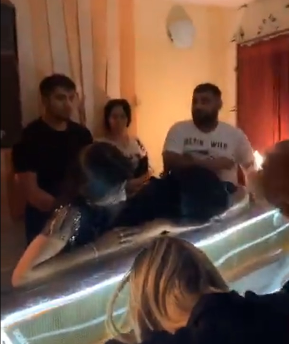 Soția lui Dany Vicol, nedezlipită de sicriul bărbatului iubit. Imagini de la priveghiul tânărului ucis în accidentul provocat de Mario Iorgulescu. VIDEO