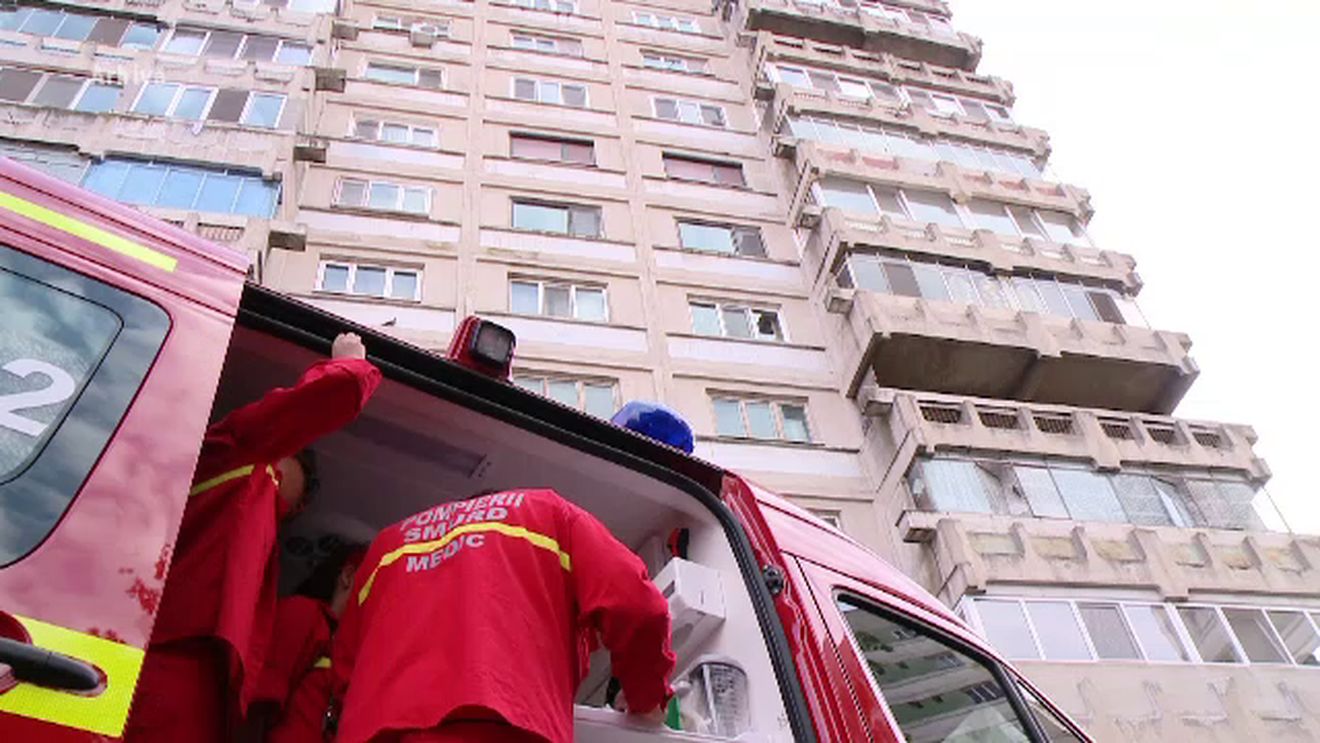 O femeie din Capitală s-ar fi aruncat de la etajul 6. A fost găsită dezbrăcată