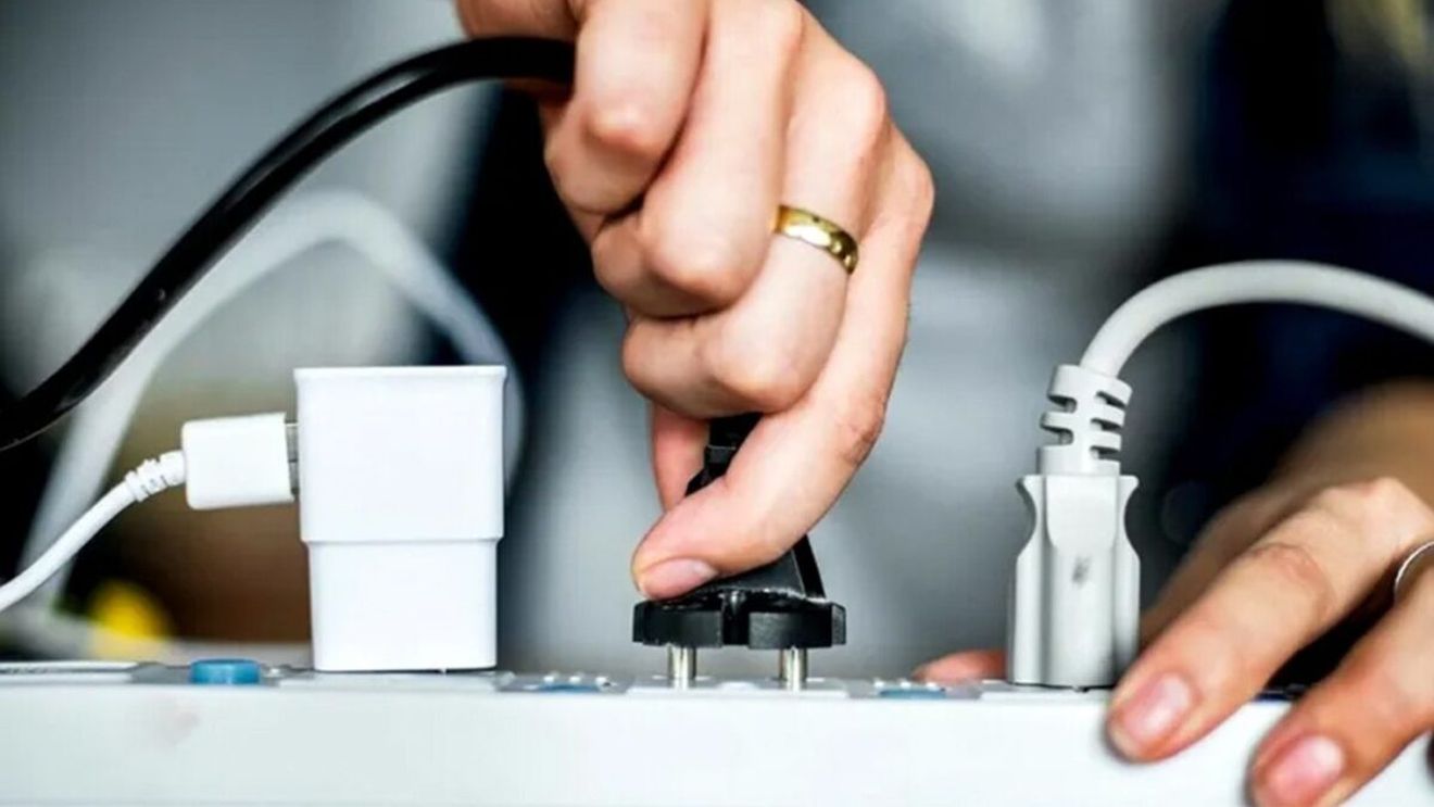 Cele 2 electrocasnice care trebuie scoase din priză, dacă pleci de acasă de Sărbători