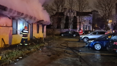 Incendiu de proporții în Slatina! 9 mașini au fost distruse, iar o clădire a ars în totalitate. VIDEO