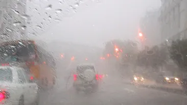 Cod galben de ploi si vijelii in toata tara! Vezi in ce zile trebuie sa-ti iei umbrela dupa tine!