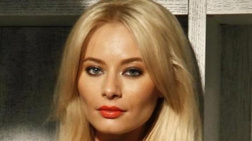Laura Cosoi, de nerecunoscut in Austria! Uite cum arată fără pic de machiaj, îmbrăcată in costum de schi! E la fel de frumoasă?