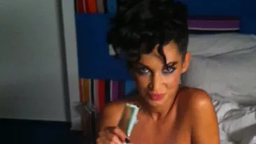 Mama a patru copii, dar vampa in pat! Uite-o pe Nicoleta Luciu goala in asternuturi albe! Oare ce simte Zsolt cand o vede asa?