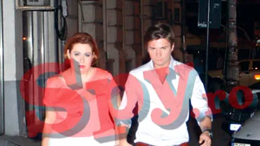 Se rusineaza cand e fotografiat in compania Oanei Roman! Se iubesc doar pe intuneric!