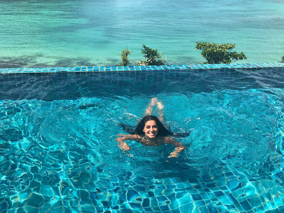 Avem dovada! Cum şi-a ”photoshopat” Elena ex-Mandinga ultimele imagini în costum de baie