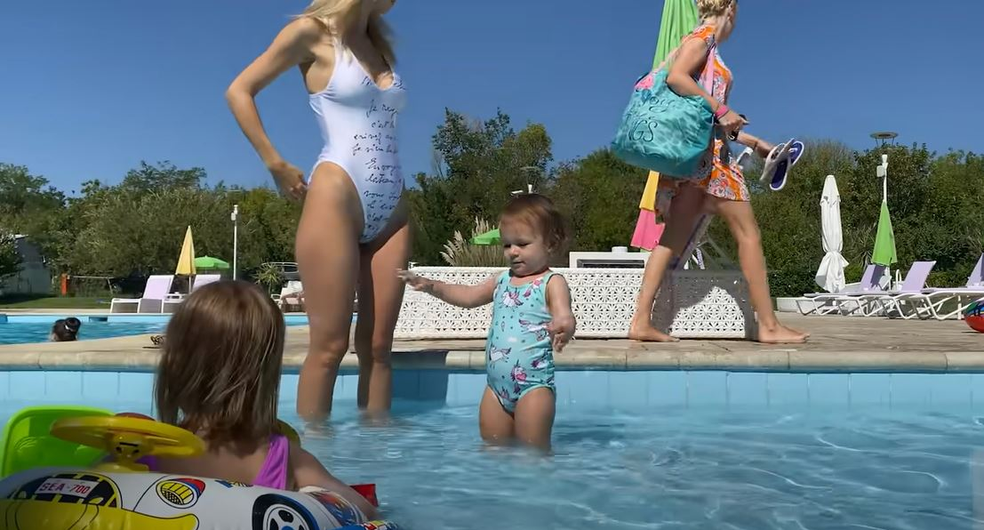 Andreea Bălan, gafă în timp ce se afla la piscină cu fiicele. I s-au văzut zonele intime prin costumul de baie alb și decupat | VIDEO