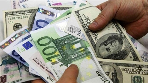 Euro scade faţă de leu la începutul anului, dolarul creşte puternic! Dolarul ar putea depăşi moneda europeană în 2017