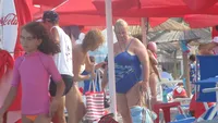 S-a dezbracat de prejudecati pe o plaja din Mamaia! Uite cum se relaxeaza Regina Vinurilor la Mamaia!