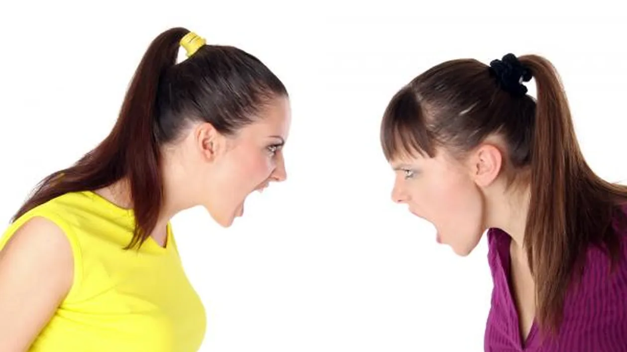 Bătaie cruntă în Suceava! O elevă şi-a băgat colega în spital după ce a dat-o cu capul de bancă!