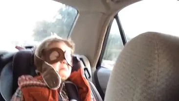 Reactia neasteptata a unui baietel cand aude un cantec trist! Pustiul este adorabil VIDEO