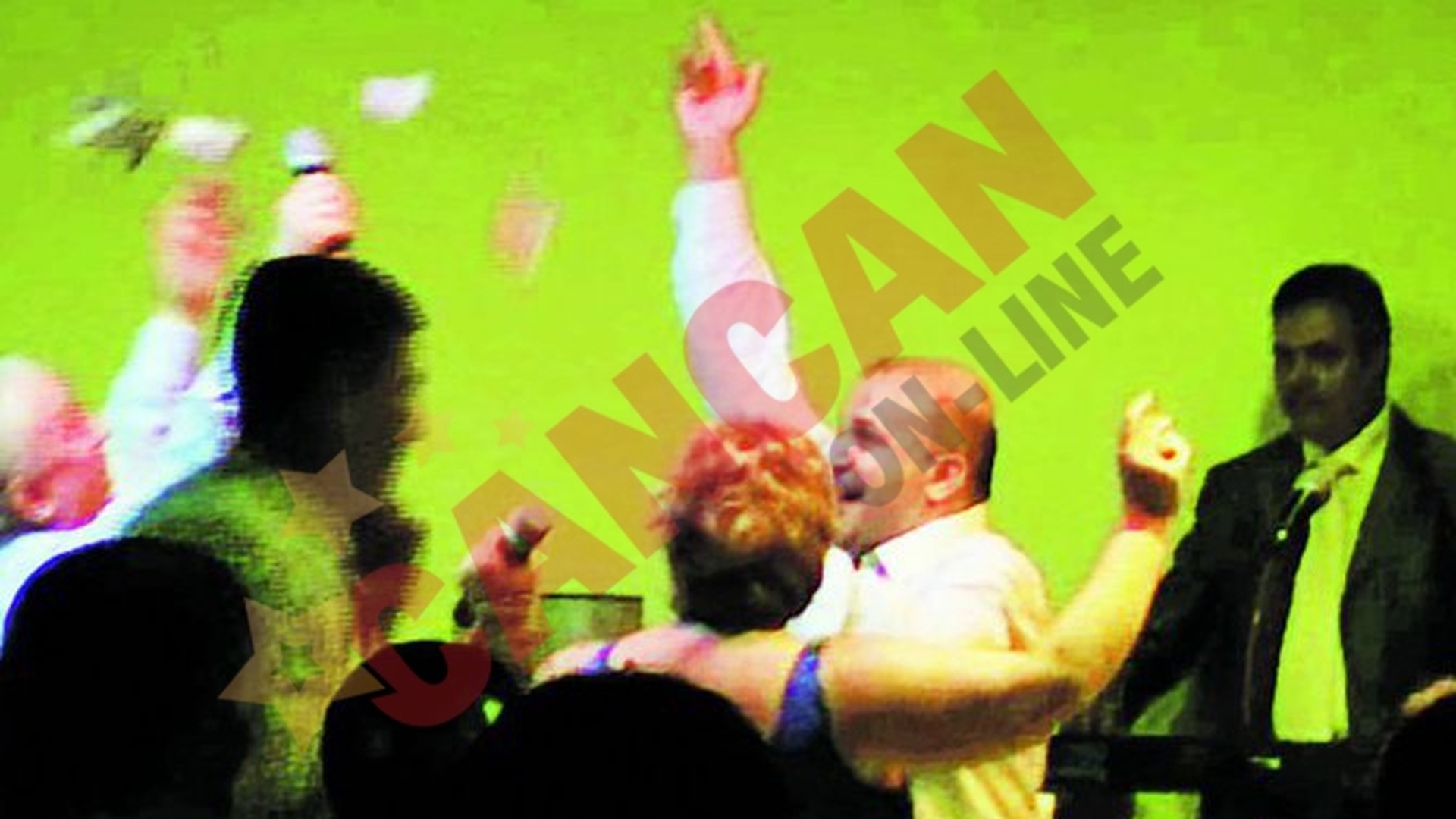 Spectacol la a 60-a aniversare! "Axinte" a aruncat cu bani in solistul Porumboiu