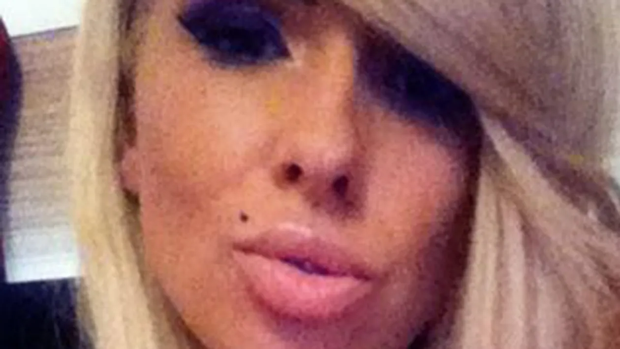 Spintecatoarea de la morga a facut un lucru nebunesc in plina strada! Nu a avut nicio retinere sa-si arate zona intima