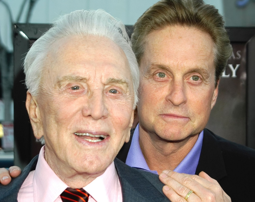Kirk Douglas, alături de fiul lui, Michael Douglas