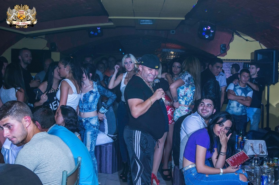 Momente groaznice la Petroșani! Nicolae Guță, bătut în localul său, interlopii l-au băgat în WC