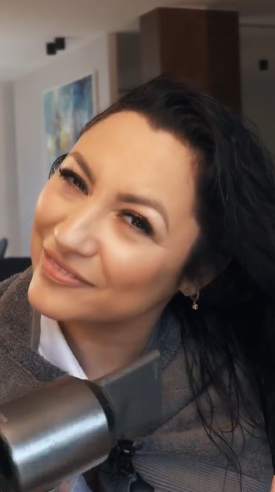 Andra, în ipostaze nemaivăzute până acum! S-a filmat în timp ce se vopsește singură acasă. Ce s-a întâmplat după ce și-a aplicat vopseaua pe păr
