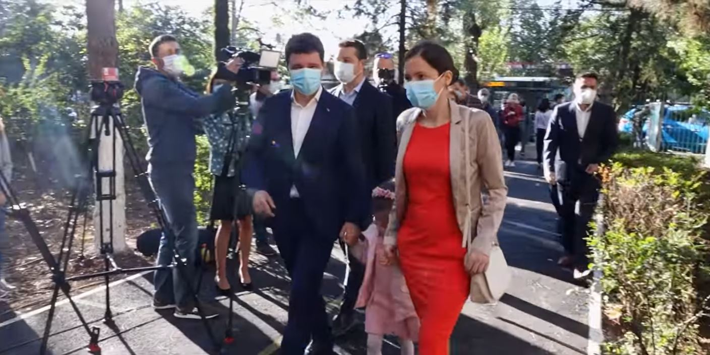 Cu ce se ocupă Mirabela Grădinaru, soţia lui Nicușor Dan! Noul primar general al Capitalei a cunoscut-o în timpul facultății pe cea care i-a dăruit o fetiță