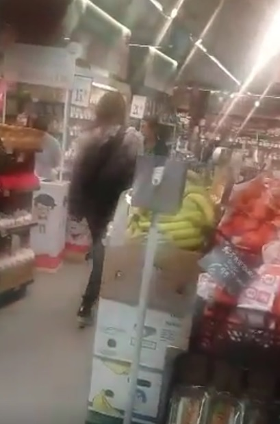 Anca Ţurcaşiu era îmbrăcată într-o rochie neagră şi o haină groasă.