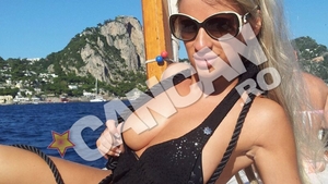 Sanii Sanzianei sunt atat de mari, incat n-au mai incaput intr-un sutien! Si-a pus doua costume de baie, unul peste celalalt
