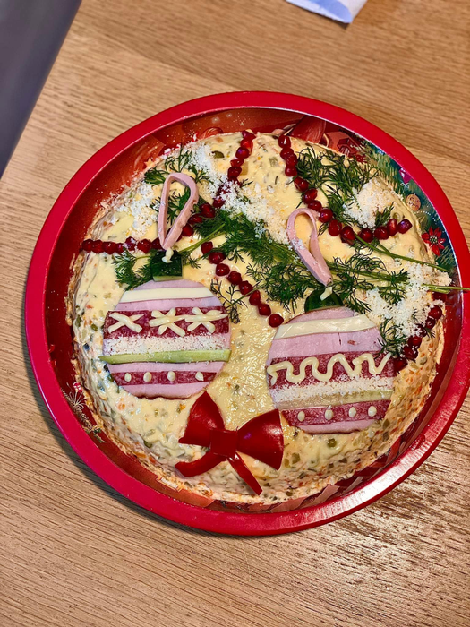 Salata de boeuf este nelipsită de sărbători/ Sursa foto: Facebook
