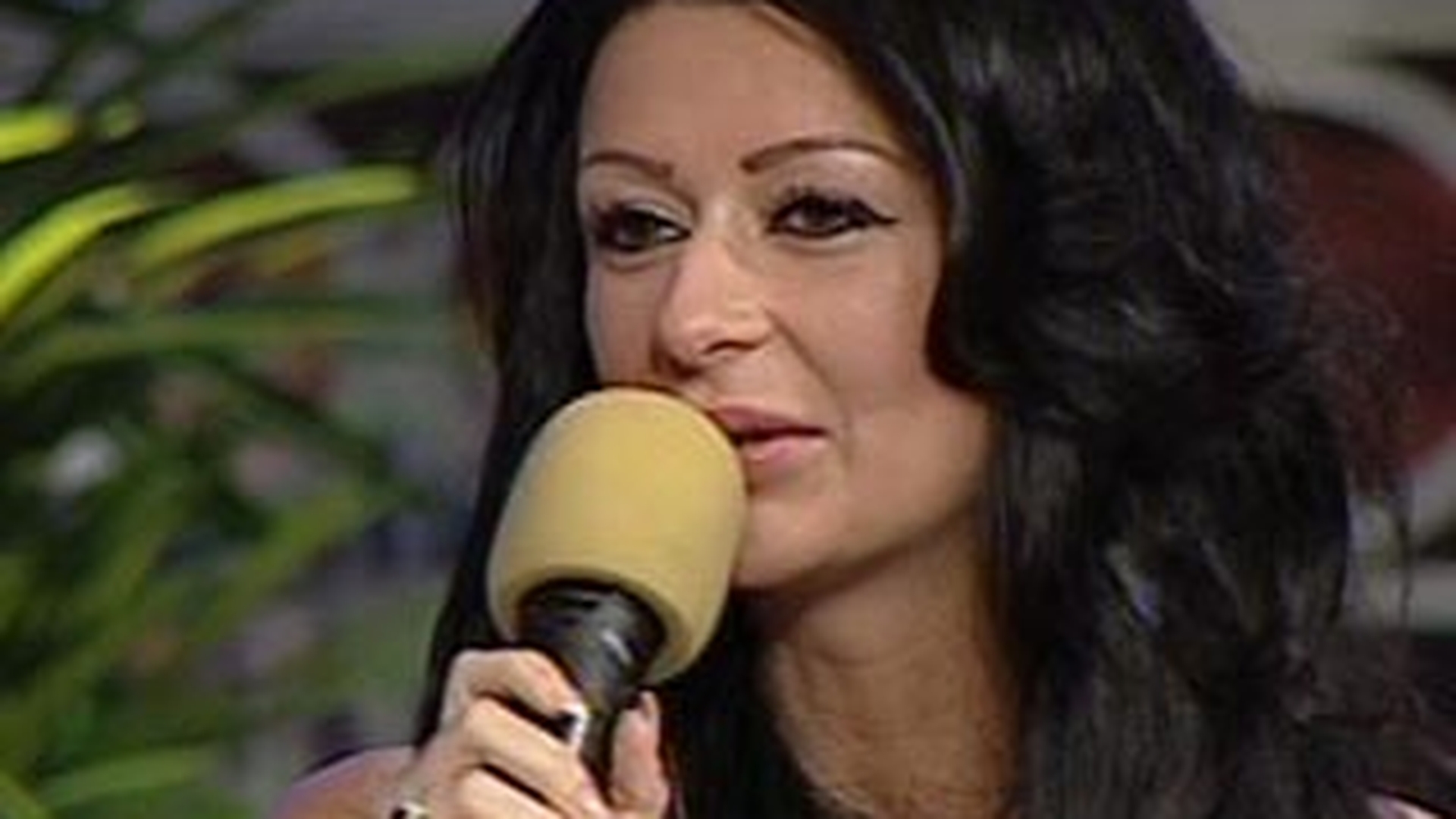 VIDEO Femeia care le-a tinut din frau pe fetele de la Bambi: "Incepusem sa ne simtim vedete si ea ne-a spus sa ne potolim"! Vezi cine e "Doamna de fier" din familia Tanase!