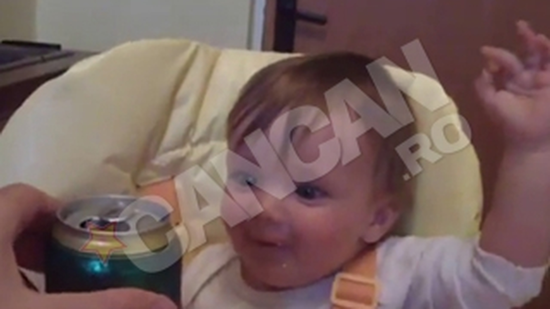 De-a dreptul FENOMENAL! Uite cum tanjeste dupa bere un copil de doar un an! Razi de lesini de reactiile lui!