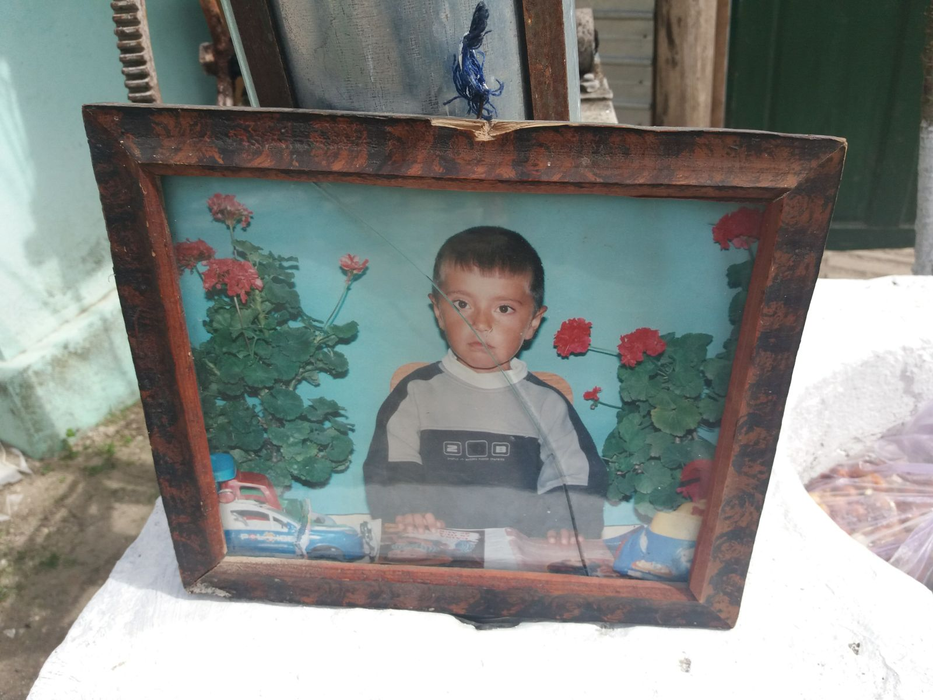 Ionela își mai poate vedea copilul doar în fotografii