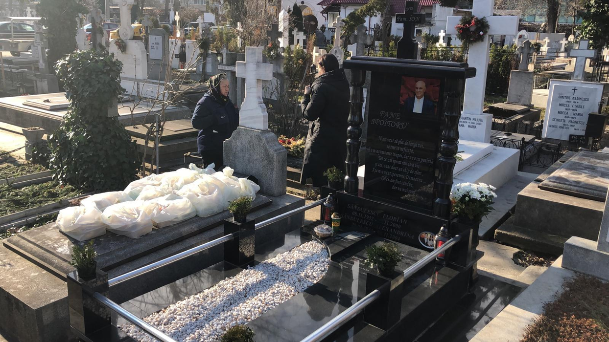 Elena Ion, văduva lui Fane Spoitoru, a împărțit nevoiașilor mai multe pachete ”calificate”