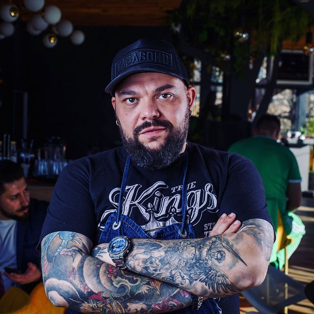 Mihai Munteanu, cunoscut și sub pseudonimul de Chef Munti, este câștigătorul sezonului al șaselea “Chefi la cuțite”. Renumitul bucătar a gătit în exclusivitate pentru CANCAN.RO un preparat afrodiasiac pentru masculii care vor să facă impresie bună partenerelor, în luna femeii / (Foto : Instagram.com)