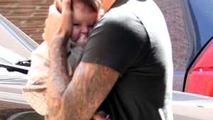 Uite ce mandru e David Beckham de fetita lui! A scos-o deja pe  Seven la cumparaturi alaturi de restul familiei!