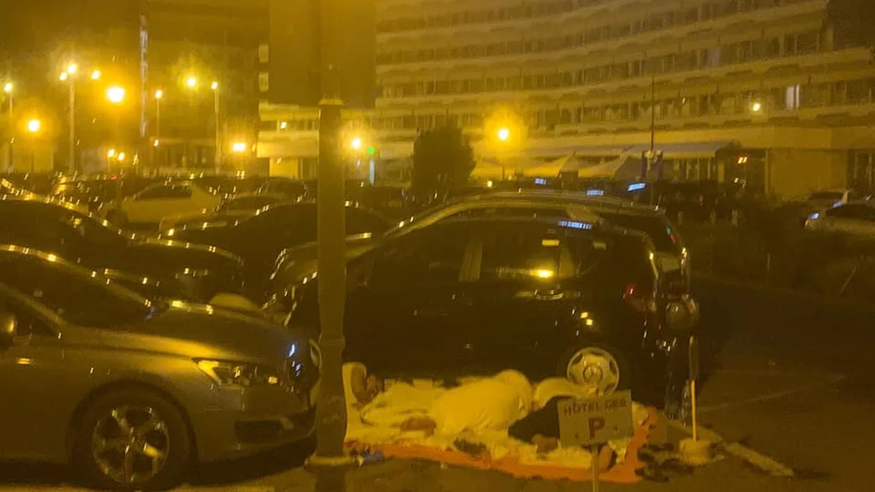 Dormitul pe asfalt, noua ”cazare” în stațiunea Mamaia. Ce au ajuns să facă turiștii de dragului mersului pe litoral