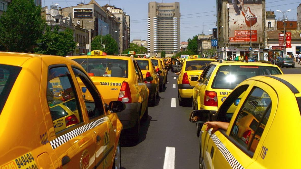 Cine este șoferul erou care a emoționat o țară întreagă cu gestul său! A transportat gratuit o femeie, care trebuia să ajungă de urgență la spital cu copilul ei