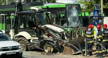 Accident pe Calea Văcărești între un buldoexcavator și un tramvai. Linia 10 a fost blocată!
