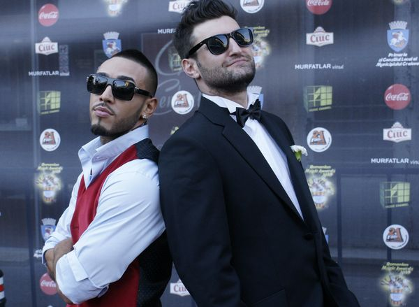 Cantaretii Alex Velea (S) si Smiley (D) pozeaza pe covorul rosu, la decernarea premiilor Romanian Music Awards, sambata, 10 iulie, la Craiova BOGDAN DANESCU / MEDIAFAXFOTO