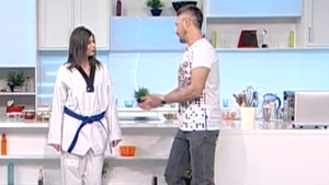 Un prezentator de la noi si-a dezbracat asistenta. Totul s-a intamplat in direct, iar bruneta a avut ce arata