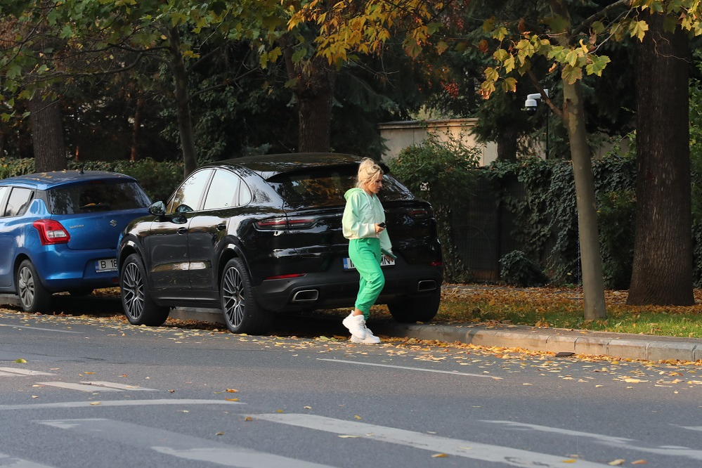 Chiar și într-o zi obișnuită, Amna nu se desparte de Porsche și de fotograful personal