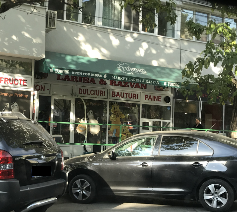 Magazinul pe care îl au părinții sportivei poartă numele Larisei și al fratelui ei, Răzvan