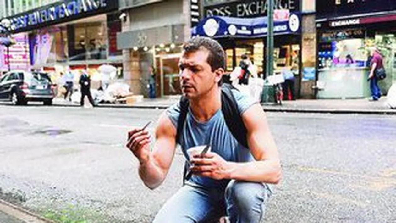 Cauta bijuterii in asfalt