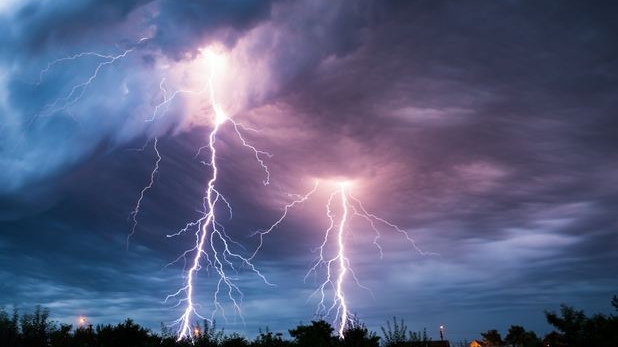 Un bărbat din Suceava a fost lovit de fulger