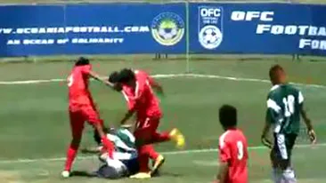 VIDEO Vezi fotbalul din Oceania! Au uitat de minge si au luat omul la picioare!