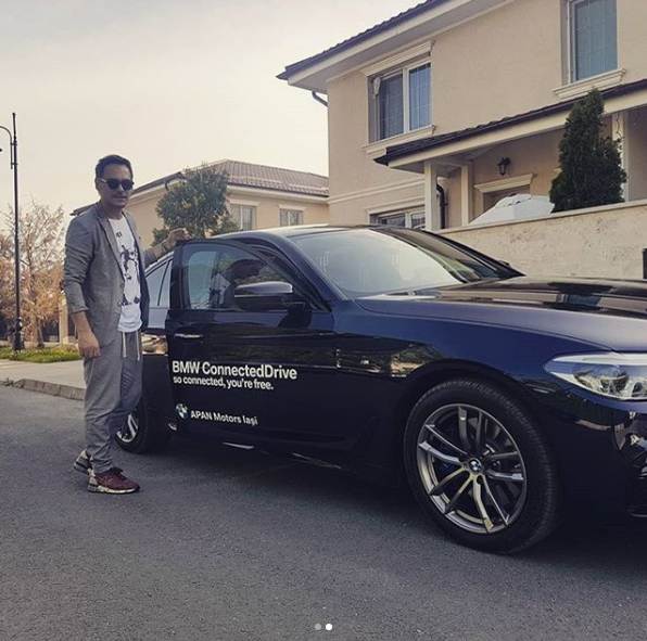 Răzvan Simion a pozat o mireasă singură într-un fast food, iar imaginile au devenit virale. La câteva ore, tânăra l-a sunat pe prezentator: “Dintr-odată, nu mai eram eu ciudatul”