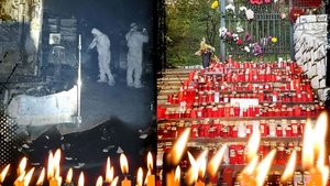 Zeci de candele și flori în fața spitalului din Piatra Neamț! Rudele îndurerate au adus un ultim omagiu celor care s-au stins din viață în incendiu