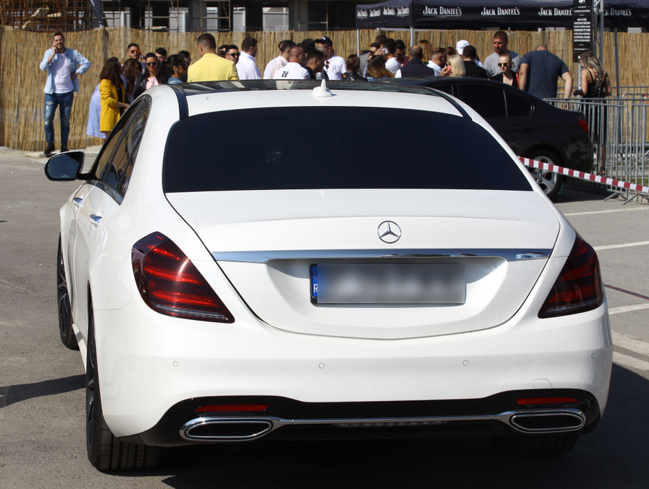 Gabi Oprea Jr. a venit la Loft cu un Mercedes S Class de aproximativ 100.000 de euro.