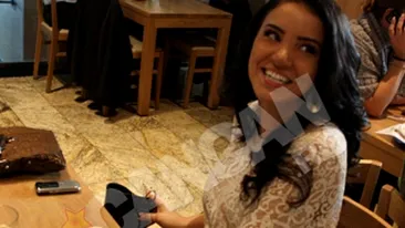 Adelina Pestritu imbina placutul cu utilul la mall. S-a dus la peste cu cizme noi!