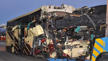 Scene terifiante! Un autobuz s-a izbit de un copac! Au asteptat DOUA ORE sa fie salvati