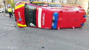 O ambulanţă SMURD aflată în misiune s-a răsturnat pe o stradă din Piteşti - VIDEO