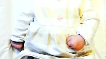 Fetita cu chip de clovn