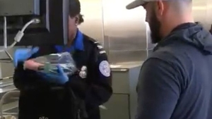 Ce i-a făcut un tată pervers fiului său în aeroport. Când a controlat bagajul, omul de la securitate a găsit un...