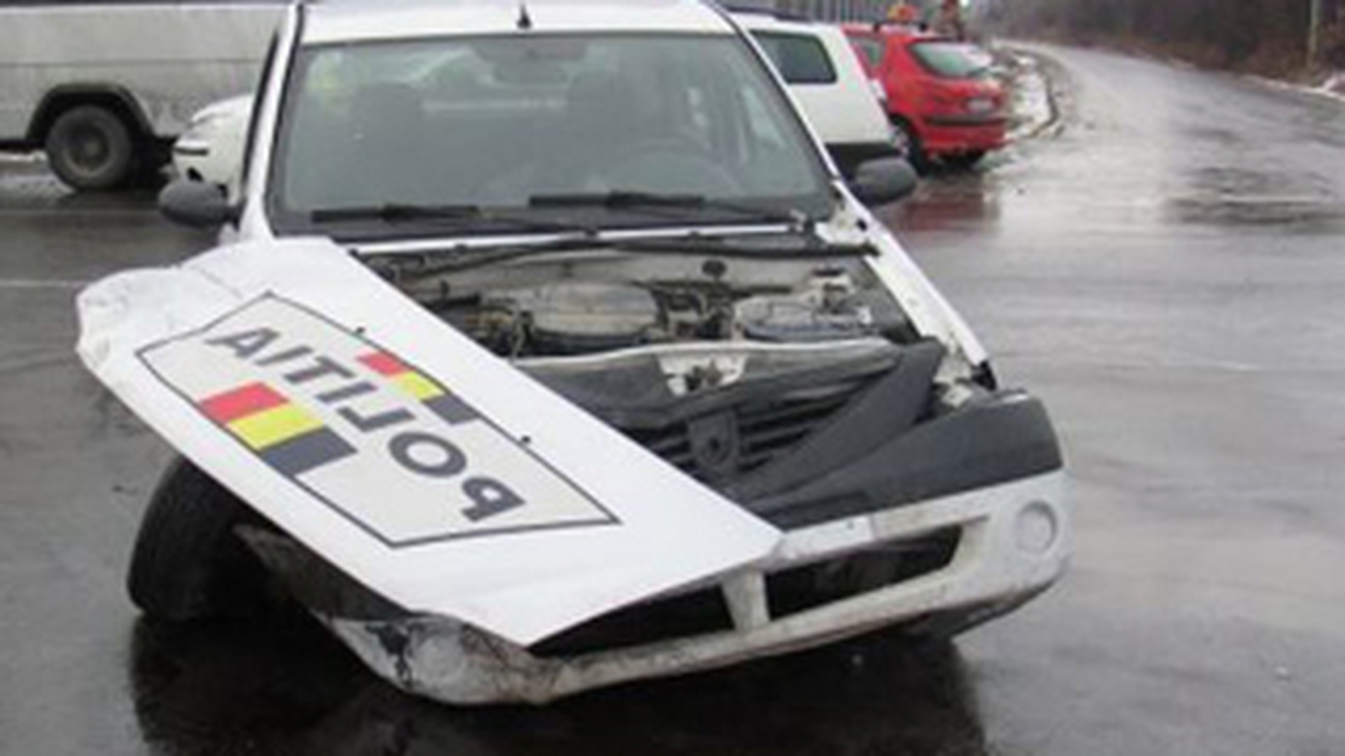 Un politist baut a lovit o masina! Trei persoane au fost ranite grav in urma accidentului!